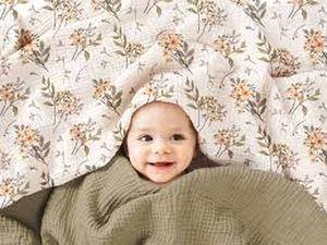 lot 10187 image: Lulu Moon Muslin Swaddle Blankets with Floral Print