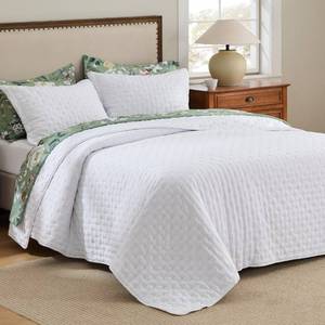 lot 1230 image: Bedsure Twin Quilt - Ultra Soft Twin XL Quilt Bedding for Dorm Decor, Lightweight All-Season Comforter, Bright White Bedspread Coverlet with Clover Pattern, 68 x 86 Inches