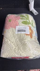 lot 18469 image: LUMI Cute Daisy Bathroom Rugs Non Slip with Rubber Backing, Ultra Soft, Absorbent Washable Bath Mat Quick Dry, Premium Microfiber Plush Carpet for Kids Room, Bedroom, 24inx36in