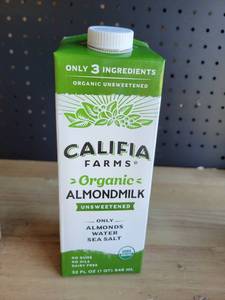 lot 19330 image: Califia Farms Organic Unsweetened Almondmilk 32 fl oz - Case of 6