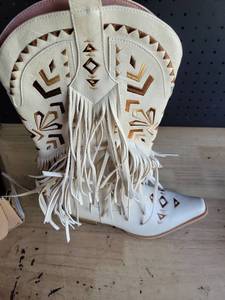 lot 19369 image: Womens Cream Fringe Cowboy Boot with Aztec Embroidery Size 10 (RIGHT BOOT ONLY)