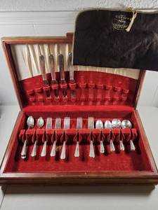 lot 93 image: Vintage Rogers Silverplate Flatware