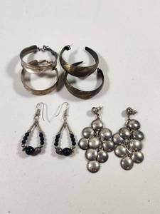 lot 226 image: Silver Tone Metal Jewelry Set with Hoop Earrings and Beaded Drop Earrings