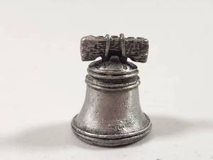 lot 242 image: Liberty Bell 1870-1981 Commemorative Metal Souvenir Thimble Vintage