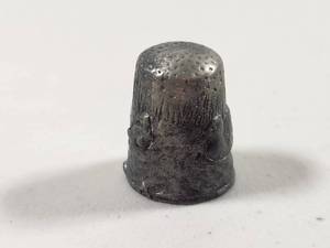 lot 243 image: Metal Sewing Thimble with Decorative Swan Pattern Vintage Pewter