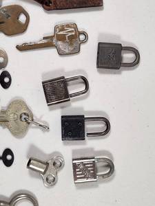 lot 283 image: Assorted Old Keys and Padlocks Collection