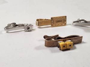 lot 313 image: Vintage Mens Novelty Tie Clips Set with Dice Design