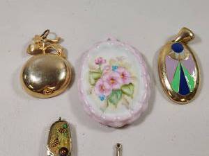 lot 318 image: Mixed Jewelry and Decorative Pendants Bundle