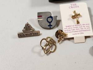 lot 321 image: Mixed Pin Badge and Religious Jewelry Collection