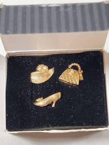 lot 322 image: Avon Gold Tone Pin Set Collection