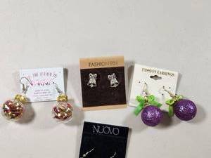 lot 334 image: Christmas Holiday Earrings and Fashion Pin Set Collection