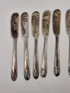 lot 339 image: 1939 Radiance Pattern Crown Silverplate Ornate Pattern Butter Knives Set of 6