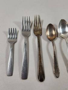 lot 349 image: Mixed Silver Plated Flatware Set - Forks and Spoons