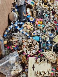 lot 359 image: 3 LBS Mixed Jewelry Lot - Costume and Fashion Jewelry Collection Broken For Crafting