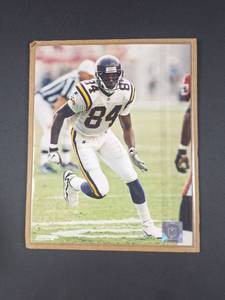 lot 4 image: NFL Minnesota Vikings #84 Player Action Photo with Authenication Hologram 8x10