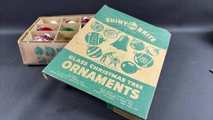 lot 16 image: Vintage Shiny Brite Glass Christmas Tree Ornaments