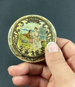 lot 104 image: Vintage Gold Tone Powder Compact Mirror with Romantic Scene Made in France