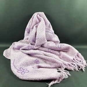 lot 118 image: Adorable Daisy Embroidered Throw