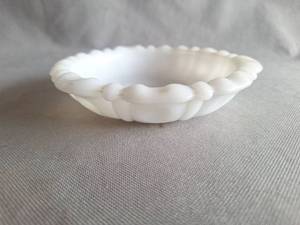 lot 145 image: Vintage Anchor Hocking White Milk Glass Trinket  Candy Dish Ashtray