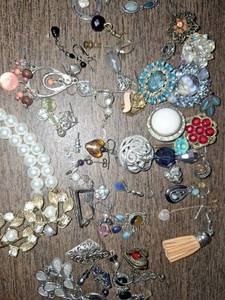 lot 504 image: Jewelry Assortment-Great Jewelry Making Goodies