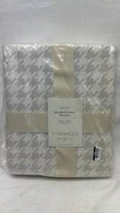 lot 143 image: Threshold Brushed Cotton TwinXL Twin Blanket Gray Houndstooth Pattern
