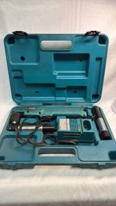 lot 168 image: Makita Cordless Drill Set with Battery and Charger in Carrying Case