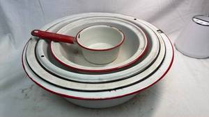 lot 175 image: Red and White Enamelware Nesting Bowl Set with Red Handle