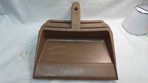 lot 176 image: Brown Plastic Dustpan Set with Handle