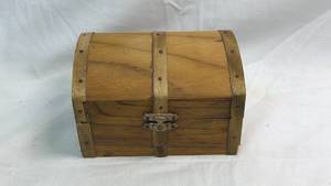 lot 214 image: Small Wooden Chest