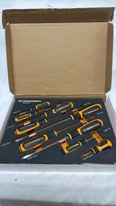 lot 227 image: GEARWRENCH 8-Piece Screwdriver Set with Box