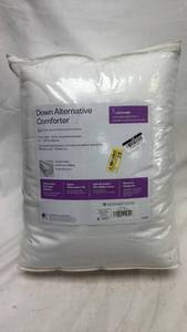 lot 258 image: Room Essentials Down Alternative Comforter Full Queen Size