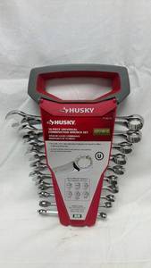 lot 49 image: Husky 10-Piece Universal Combination Wrench Set with Storage Case