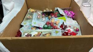 lot 72 image: A Tree For Me Christmas Ornament Collection
