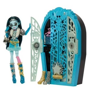 lot 768 image: Monster High Skulltimate Secrets Doll Frankie Stein 19 Surprises