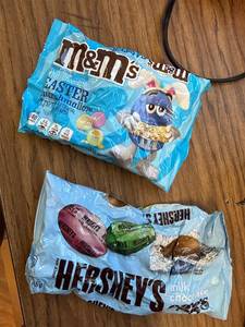 lot 812 image: Lots of two bags of candy