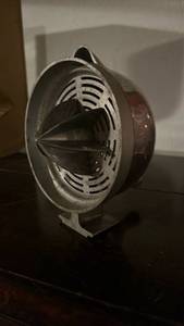 lot 50658 image: Cast Iron Industrial juicer