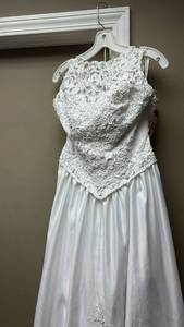 lot 50712 image: White Lace Embroidered Wedding Dress size 14, full train