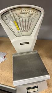 lot 50723 image: Pitney Bowes Postal Scale with Mail Rate Chart