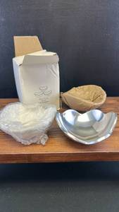 lot 60458 image: Towle Silversmiths Pintel Collection Crystal Bowl Set