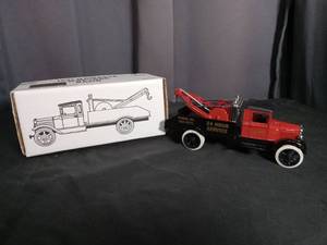 lot 5900 image: Classic 24 Hour Service Tow Truck Die Cast Model