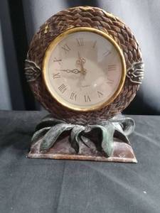 lot 5789 image: Decorative Pineapple Shaped Mantel Clock with Leaf Base