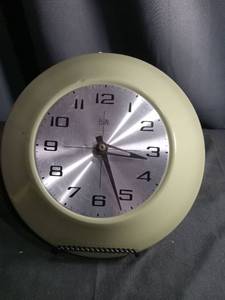 lot 5790 image: Elgin Wall Clock with Round Cream Case