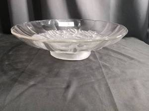 lot 5804 image: Frosted Glass Fruit Bowl with Grape Design
