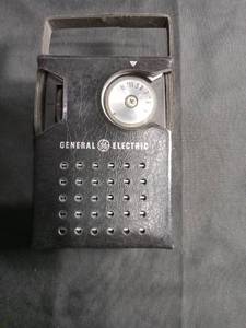 lot 5814 image: General Electric Portable Transistor Radio with Handle