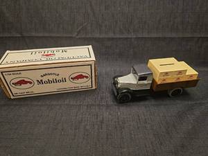 lot 50206 image: ERTL 1991 Mobiloil Gargoyle 134 Scale Die Cast Metal Truck Coin Bank