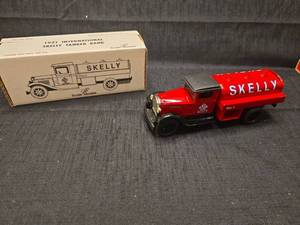 lot 50214 image: 1931 International Skelly Tanker Bank Die Cast Model