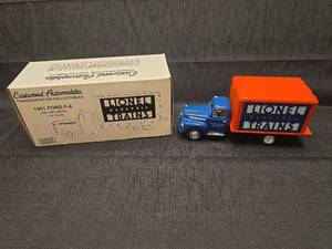 lot 50217 image: Eastwood Automobilia 1951 Ford F-6 Lionel Electric Trains Die-Cast Truck