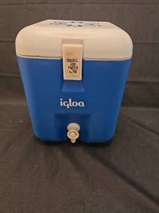 lot 50227 image: Igloo Water Cooler with Dispenser Spigot