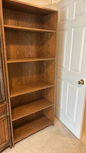 lot 701 image: Oak Wood Bookcase with 5 Adjustable Shelves