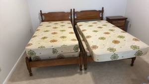lot 712 image: MCM Twin Bedroom Set with Matching Nightstand- mattresses not included